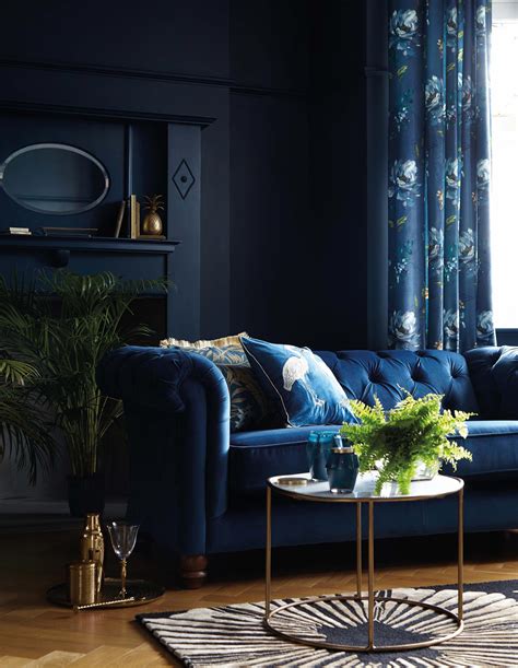 navy blue velvet sofa and navy walls in a living room #livingroomdécor in 2020 | Blue living ...