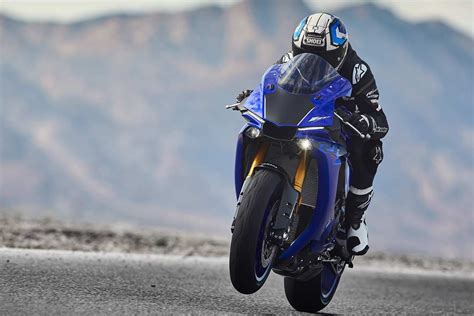 Yamaha YZF-R1 2018 Wheelie - AUTOBICS