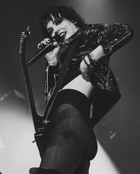 Lzzy Hale | Lzzy hale, Halestorm, Female guitarist