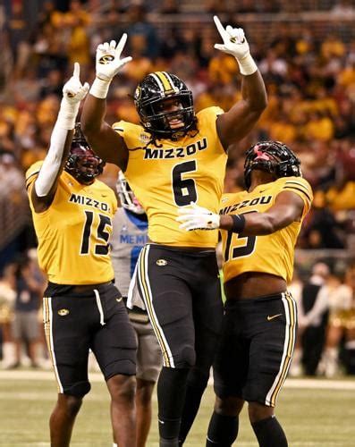 Darius Robinson celebrates after sacking Memphis quarterback | Mizzou ...