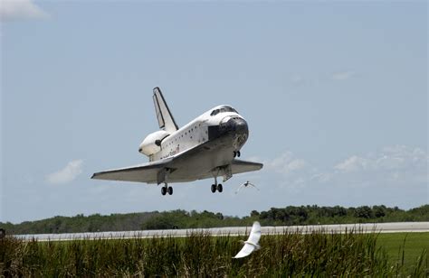 Archivo:NASA Space Shuttle Atlantis landing (STS-110) (19 April 2002).jpg - Wikipedia, la ...