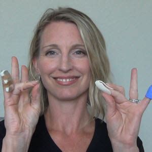 How to Apply and Remove a Mallet Finger Splint - Virtual Hand Care