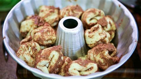 Cream Cheese-Cinnamon Roll Monkey Bread | Recipe | Monkey bread ...