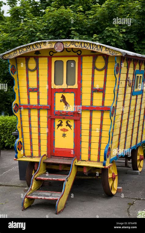 Typical gypsy caravan or trailer used in Ireland Stock Photo - Alamy