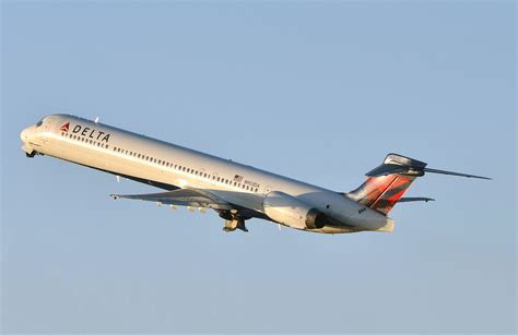 McDonnell Douglas MD-90 Delta Airlines. Photos and description of the plane