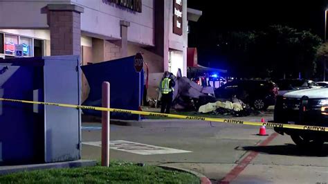 Pilot killed in small plane crash into Texas shopping center parking lot