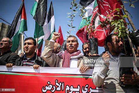 Runs With Palestine Liberation Organization Flag Photos and Premium ...