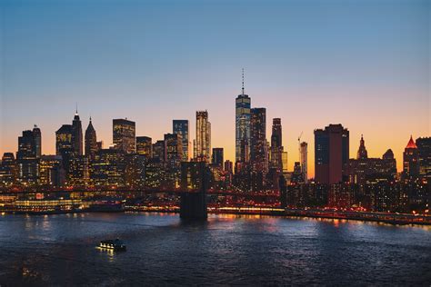 the new york city skyline and manhattan bridge at sunset, manhattan in ...