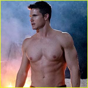 Robbie Amell Talks About Being Shirtless the Entire Time in ‘The ...