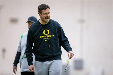 WATCH: Dan Lanning breaks down turnover-riddled second scrimmage for Oregon - Saturday Out West