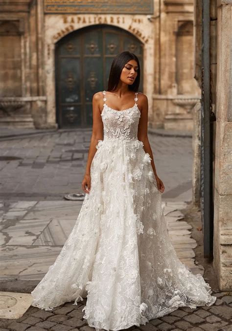 29 Unique Wedding Dresses for an Unexpectedly Dreamy Look