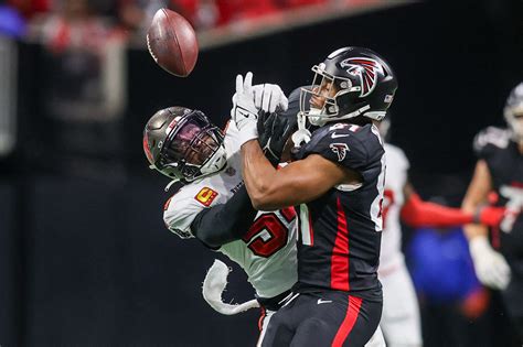 Bucs win back-and-forth battle to match Falcons in division | Reuters