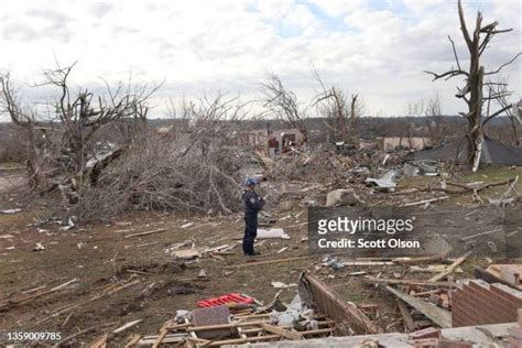 Tornado Victims Photos and Premium High Res Pictures - Getty Images