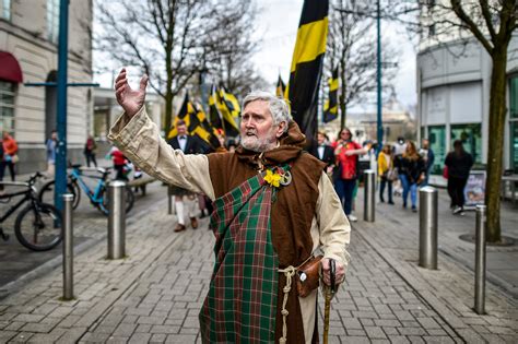 Crowds march through colourful Cardiff to celebrate St David’s Day ...