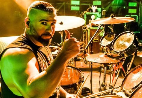 John Dolmayan do System of a Down volta a polemizar com teorias sobre a Covid-19 | Hedflow Mídia