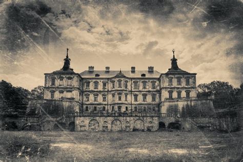 17 Eerie Abandoned Castles and Their Chilling Histories