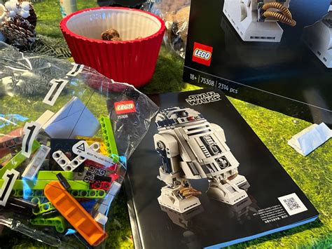 Building R2D2 Star Wars Lego robot which I got last Christmas – by Michael Sliwinski