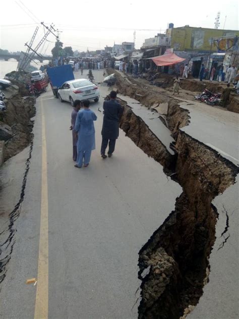 Strong earthquake jolts Pakistan, killing 19, injuring over 300 - Los Angeles Times