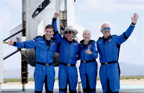 Jeff Bezos Wore a Tailored Spacesuit on his 1st Blue Origin Space ...