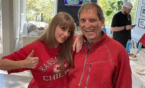 Why Taylor Swift Is Hanging Out With Bernie Kosar On Sunday - The Spun