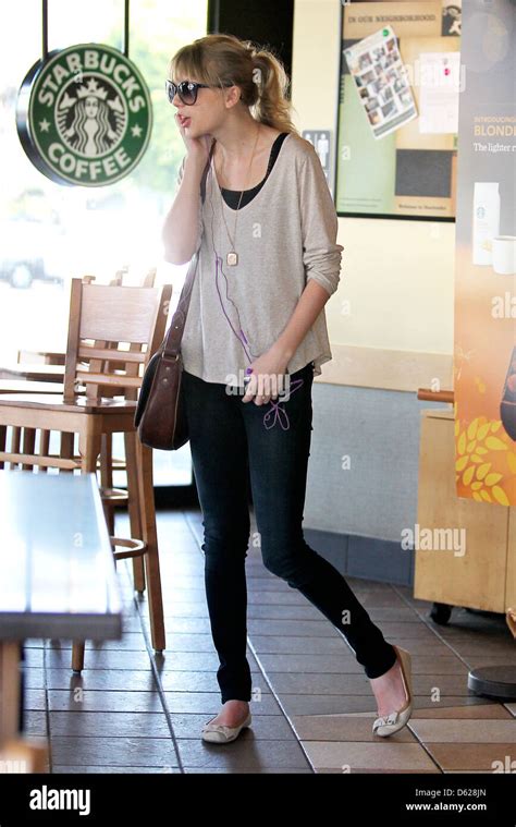 Taylor Swift bekommt einen Kaffee bei Starbucks in West Hollywood Los Angeles, Kalifornien - 01. ...