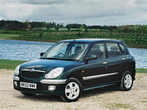 Daihatsu Storia Hatchback (1 generation) 1.3 MT (110hp) Automovil caracteristicas, opiniones y ...