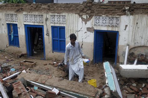 Authorities begin earthquake relief efforts in Pakistan