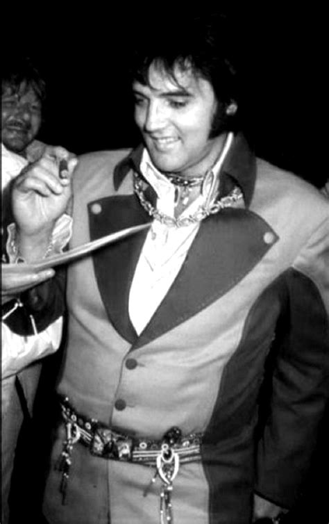 ELVIS SIGNING AUTOGRAPHS IN 1975 | Elvis jumpsuits, Elvis presley family, Elvis presley