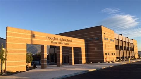 COVID-19 outbreak at Douglas schools prompts new mask mandate indoors