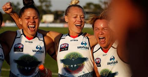 AFLW: Crows star Erin Phillips takes out coaches award