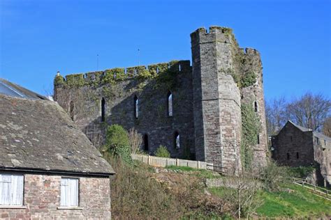 Explore a Historic Castle Tour of the Brecon Beacons - BBHC