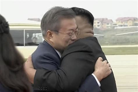 North and South Korean leaders embrace as they meet for summit | London Evening Standard