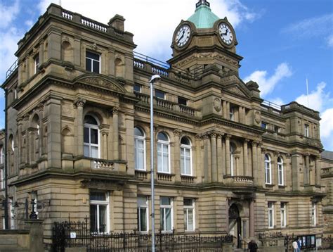 Burnley - Town Hall © Dave Bevis cc-by-sa/2.0 :: Geograph Britain and ...