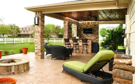 Patio Cover & Outdoor Kitchen in Pearland Estates - TCP Custom Outdoor Living