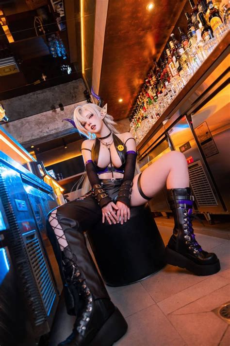 Cosplay Oni ngực siêu to khổng lồ làm Bartender