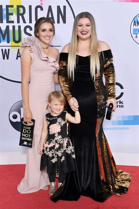 Kelly Clarkson and Her Daughters Walk the Red Carpet at American Music Awards