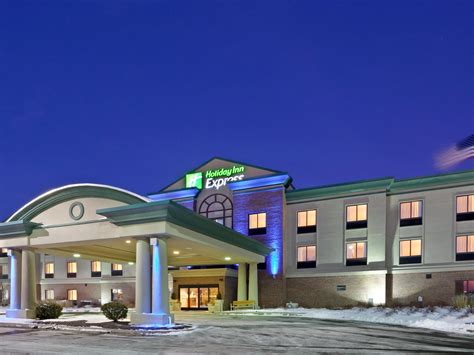 Holiday Inn Express Kansas City - Village West Hotel by IHG