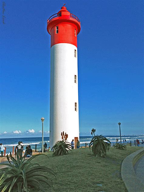 Umhlanga Lighthouse, built in 1954, it stands 21 meters tall. | Marea alta