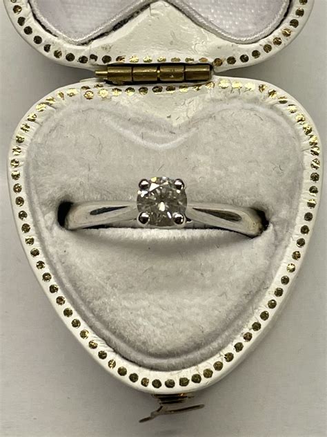 Beautiful 18ct White Gold Diamond Ring - Traditions