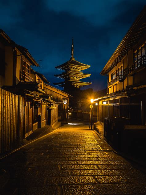 Wandering around Kyoto at night : r/travel