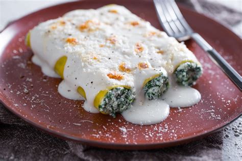 Spinach and ricotta cannelloni - Italian recipes by GialloZafferano