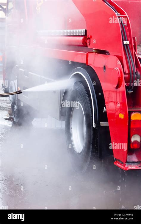 Camion en cours de lavage Banque de photographies et d’images à haute ...