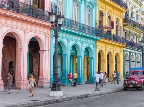 Explore-the-colorful-buildings-of-Habana-Vieja-Old-Havana- CONASÜR