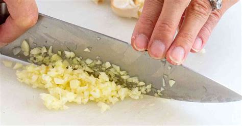 How to Mince Garlic - Jessica Gavin