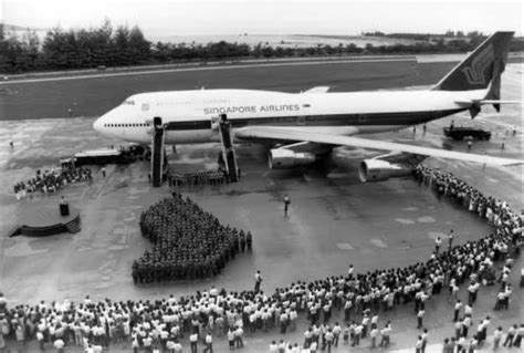 Singapore Airlines receives its first Boeing 747 (Seattle, 1973) : r ...