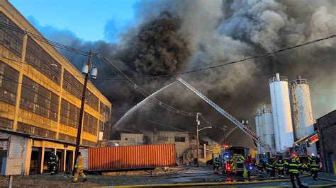 GIANT Fully Involved WAREHOUSE FIRE Elizabeth New Jersey (Neptune Pumping System Response) 1/5 ...