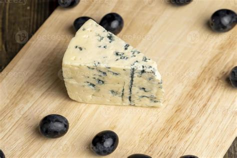 Blue mold cheese cut into pieces 13662491 Stock Photo at Vecteezy