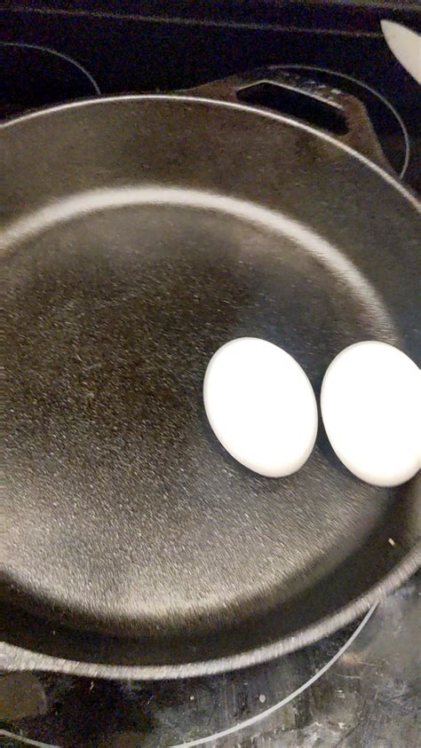 Slidey eggs, was really easy. I don't see what the fuss is : r/castiron