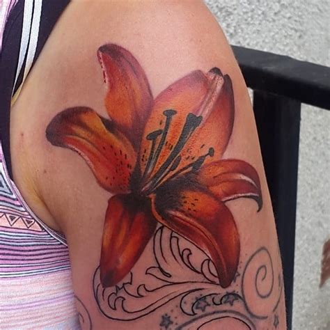 150 Small Lily Tattoos & Meanings (Ultimate Guide, August 2020)