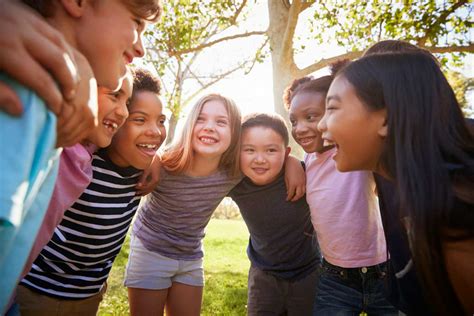 Cómo pueden padres y profesores ayudar a los niños a hacer nuevas ...